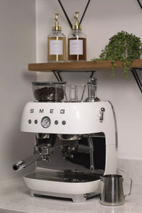 Smeg EGF03WHUK Retro Espresso Coffee Machine with Grinder White thumbnail 7