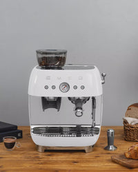 Smeg EGF03WHUK Retro Espresso Coffee Machine with Grinder White thumbnail 8