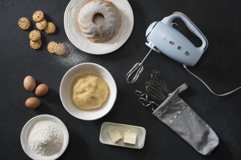 Smeg HMF01PBUK 50s Style Hand Mixer Pastel Blue — image 7