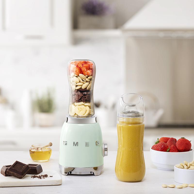 Smeg PBF01PGUK 50s Retro Style Personal Blender Pastel Green — image 3