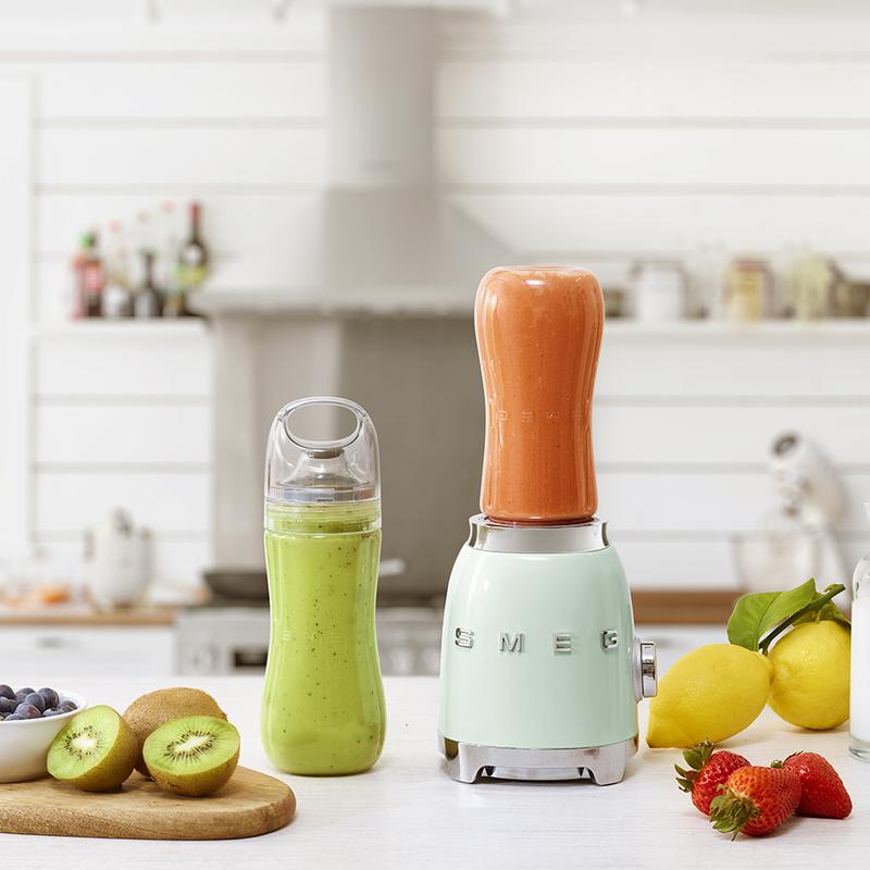 Smeg PBF01PGUK 50s Retro Style Personal Blender Pastel Green — image 5